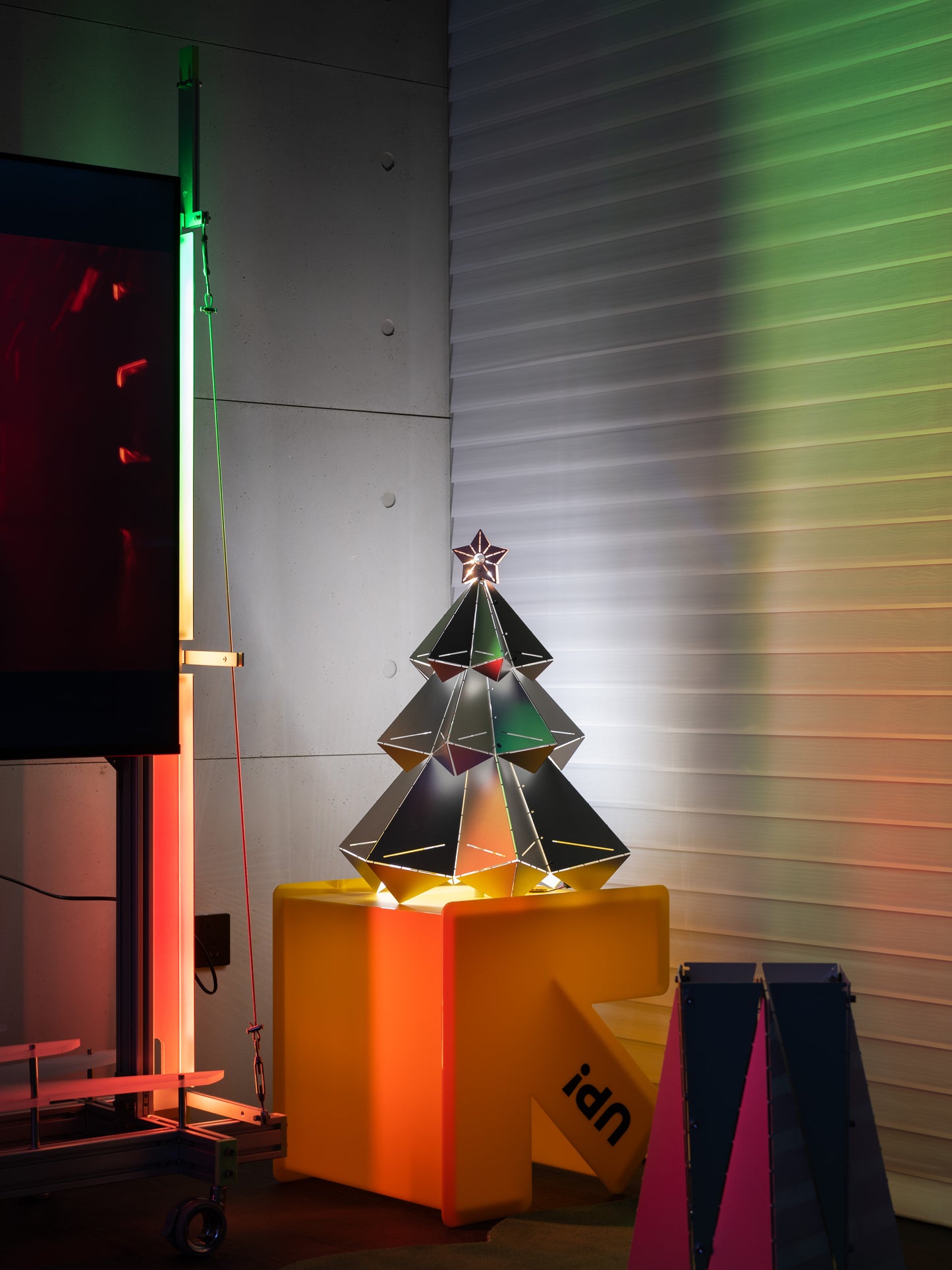 UMX Silver Glow Atmosphere Light Metal Tree Handmade Folding Designer Model Atmosphere Light With Three-Tone Lighting Package Bauhaus Style